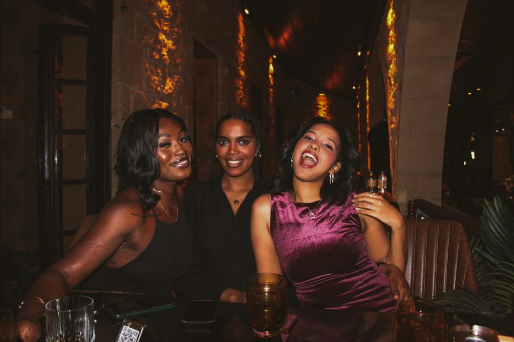 Amiche che festeggiano insieme durante una serata