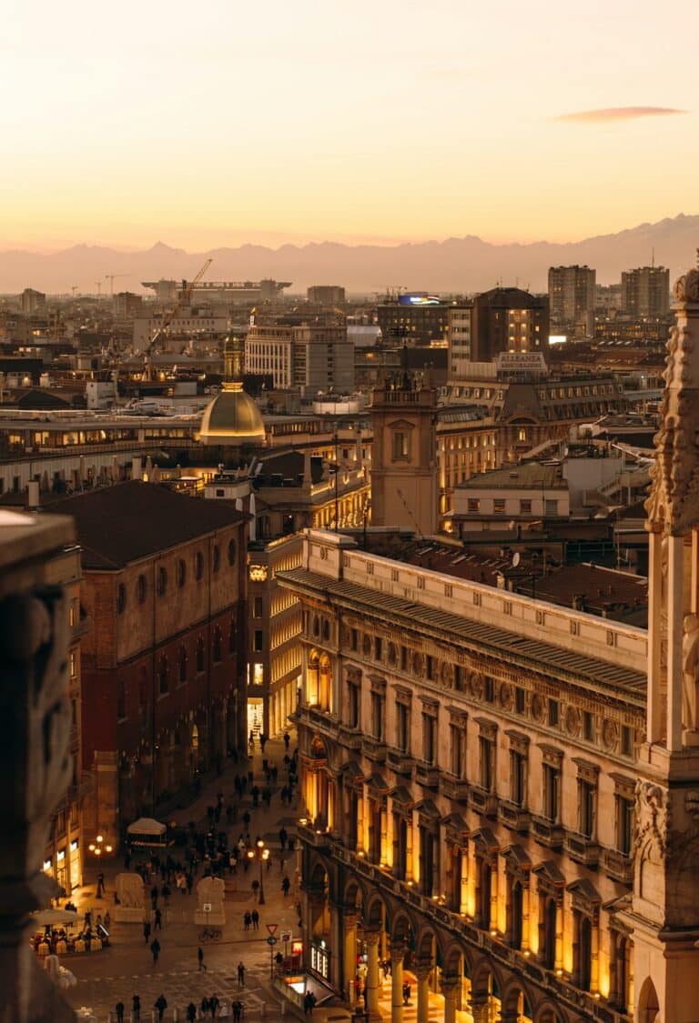 Immagine d'atmosfera di una terrazza panoramica a Milano al tramonto