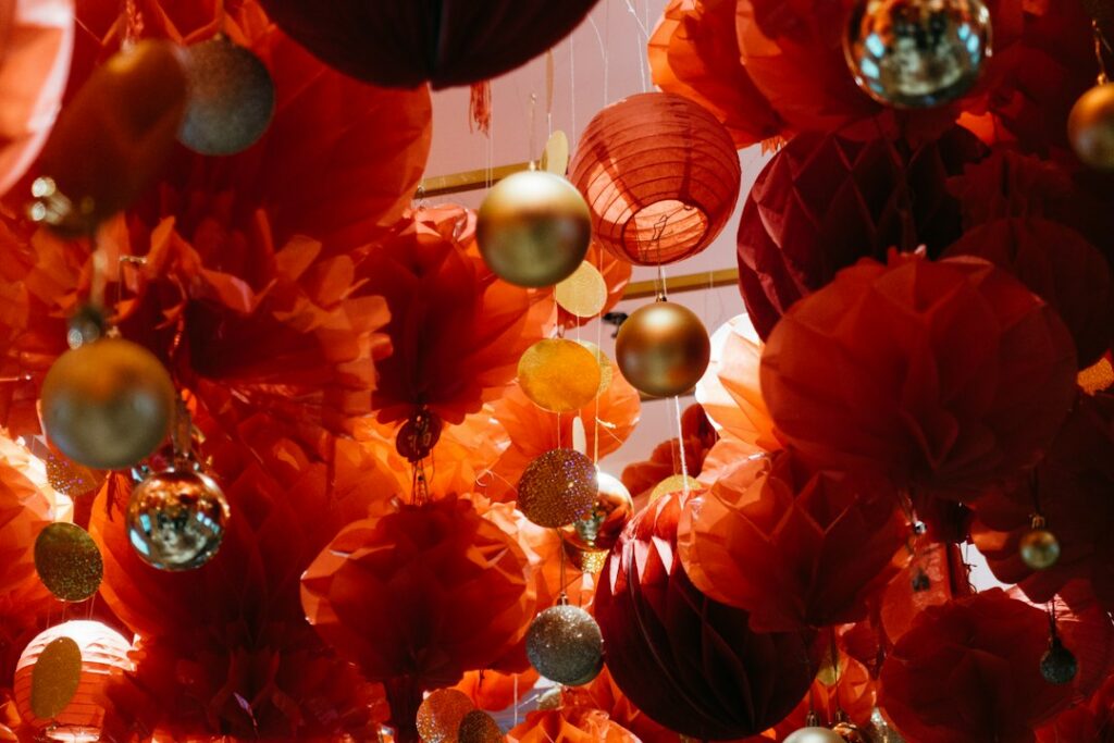 Allestimento elegante rosso e oro per una festa di laurea