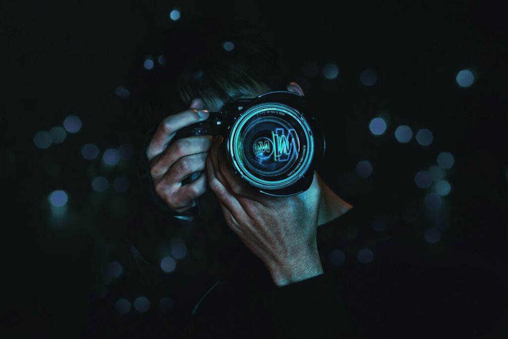Fotografo con macchina fotografica durante una festa serale