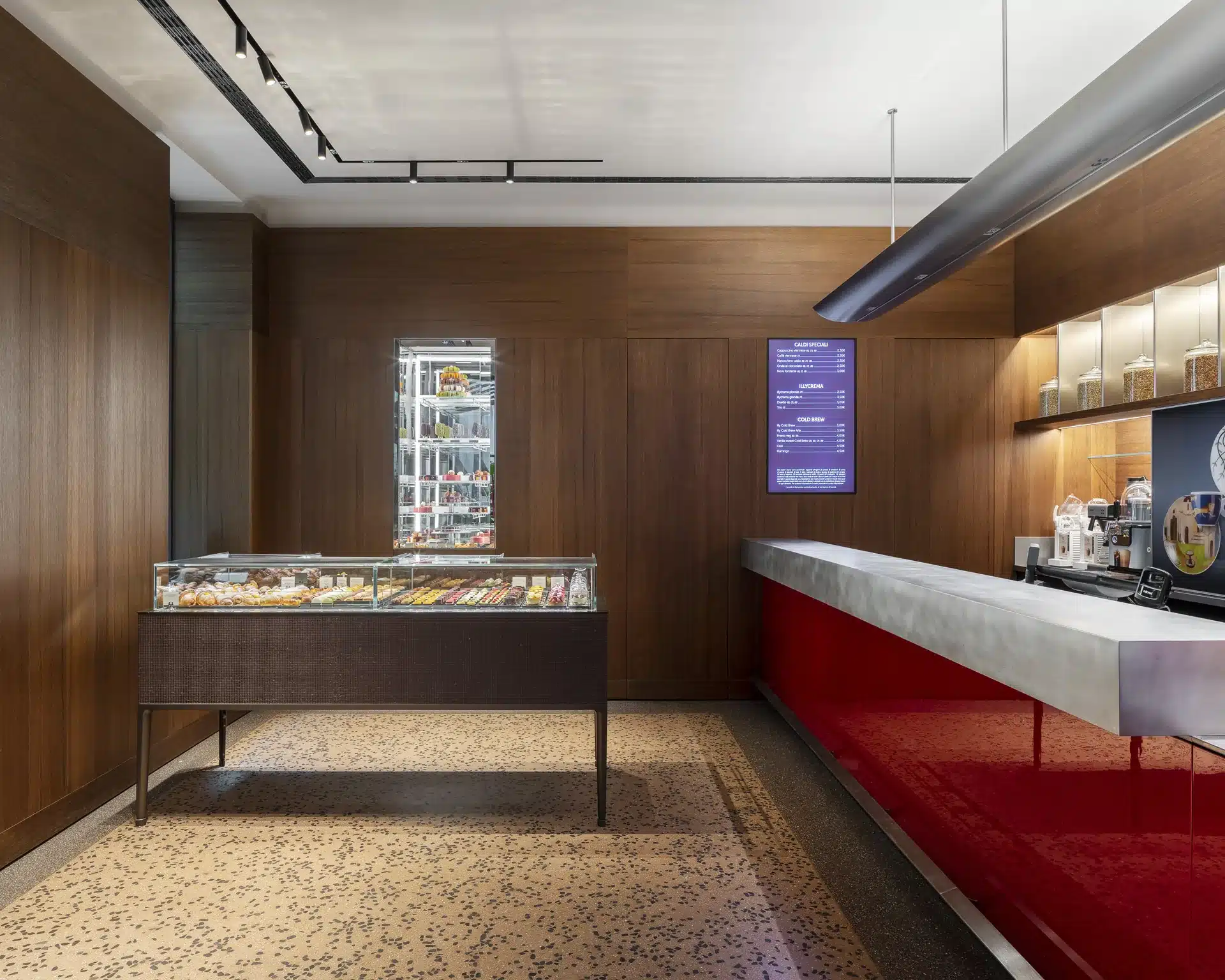 Interni del flagship illy Caffè Monte Napoleone a Milano