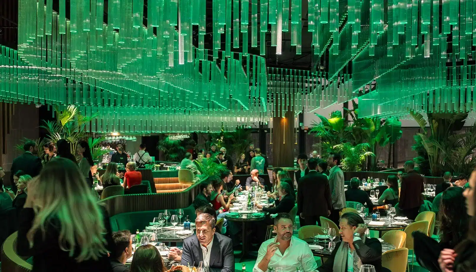 Interni di design e bar del Tuya Milano