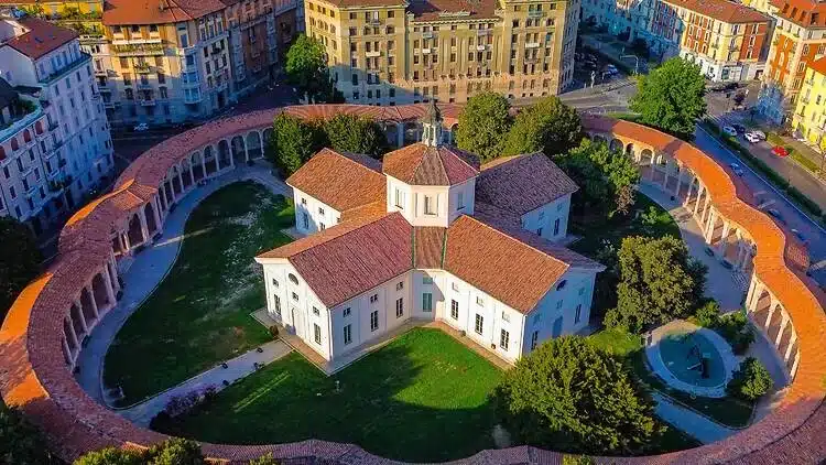Porticato e giardino della Rotonda della Besana a Milano