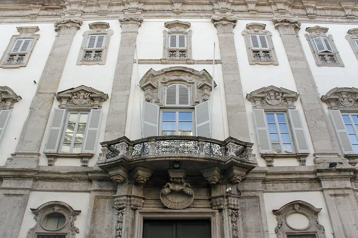 Facciata di Palazzo Cusani a Milano